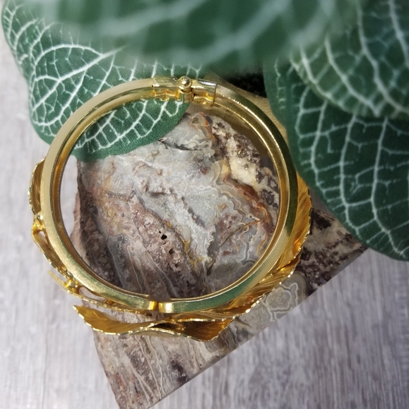 Gold leaves clamper style bracelet - Picture 2 of 8